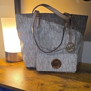 Michael Kors Tote and Wallet Set 2pc Like New!!